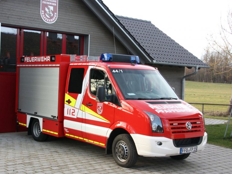 Grossansicht in neuem Fenster: Freiwillige Feuerwehr Pfaffenhofen mit neuem Fahrzeug (1)