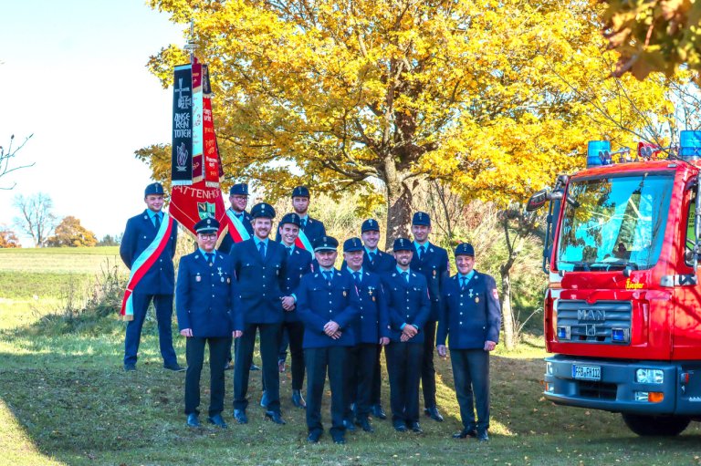 Grossansicht in neuem Fenster: Freiwillige Feuerwehr Hattenhofen - Gruppenbild der Kommandanten und Vorstand Grossansicht in neuem Fenster: Freiwillige Feuerwehr Hattenhofen - Gruppenbild der Kommandanten und Vorstand