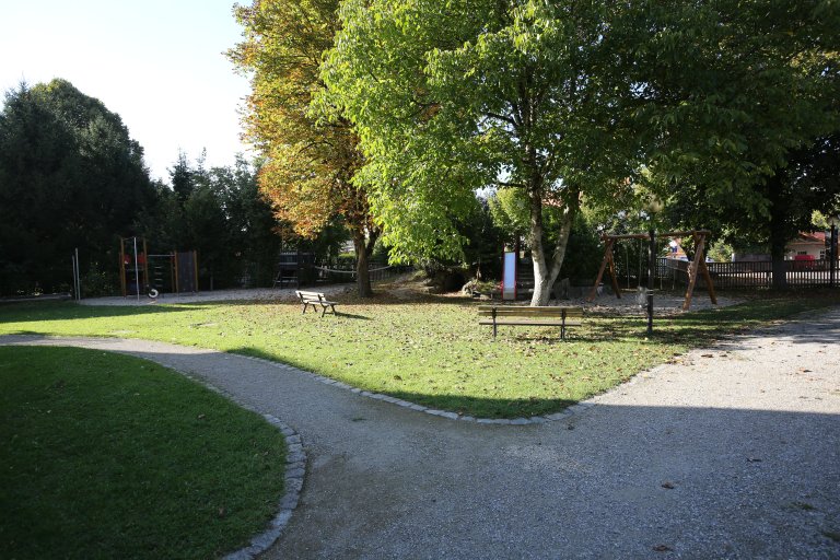 Grossansicht in neuem Fenster: Kinderspielplatz Althegnenberg (001) Grossansicht in neuem Fenster: Kinderspielplatz Althegnenberg