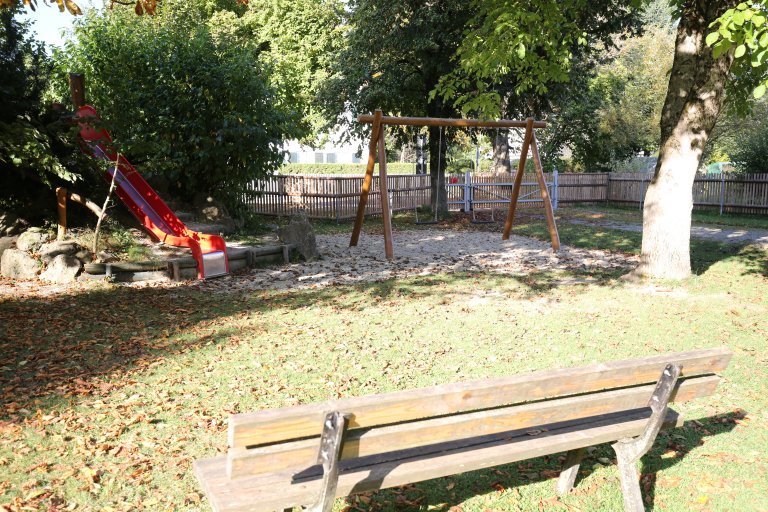 Grossansicht in neuem Fenster: Kinderspielplatz Althegnenberg (001) Grossansicht in neuem Fenster: Kinderspielplatz Althegnenberg